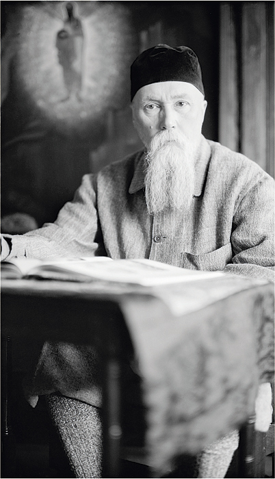 Roerich at desk1